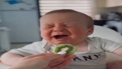 İlk kez kivi yiyen bebeğin tepkisi güldürdü