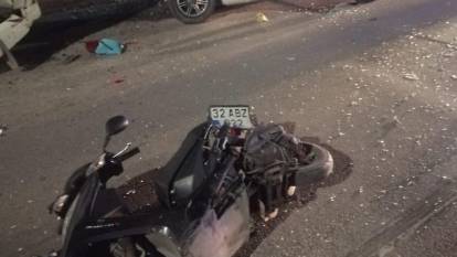 İş yeri önündeki motosiklet park halindeyken 3 kazaya karıştı