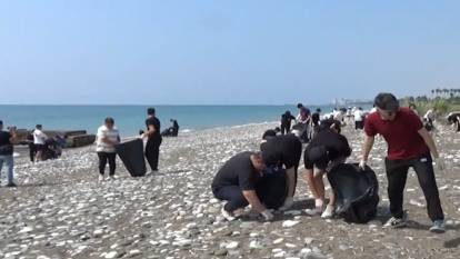 Öğrenciler caretta carettaların geldiği kumsalda temizlik yaptı