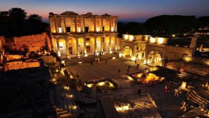 Efes Antik Kenti gece müzeciliğiyle tarihe ışık tutuyor