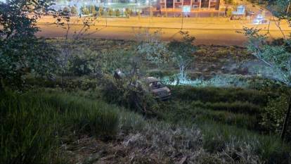Kayseri Talas'ta park halindeki otomobil kayarak yamaca uçtu