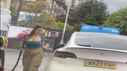 Tesla aracına benzin istasyonunda yakıt yüklemeye çalışan genç kadın güldürdü