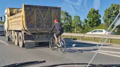 Bisikletli canını hiçe saydı kamyonun dibinden gitti
