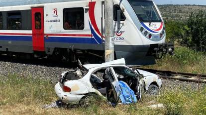 Manisa'da hemzemin geçitte yolcu treni otomobile çarptı. 1 ölü