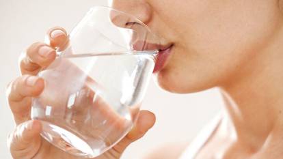 Sağlık için önemli olan dengeli su tüketimi: Çok su içmenin zararları