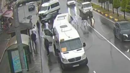 KTÜ öğrencileri ile minibüs şoförleri arasındaki kavga Mobese kameralarına yansıdı