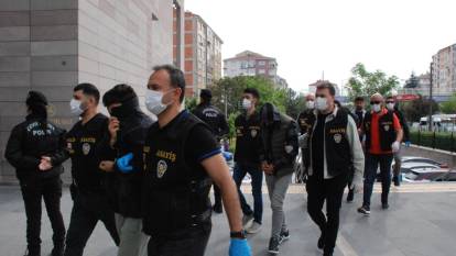 Eskişehir'de ucuza yağ ve şeker satma vaadiyle 43 kişiyi dolandıran 5 şüpheli tutuklandı