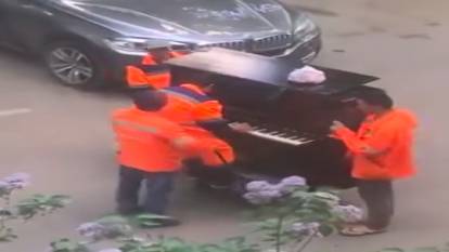 Temizlik görevlilerinin eğlenceli piyano gösterisi