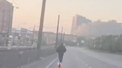 Kasksız güvenliksiz akan trafikte scooterla 80 km hızla gitti