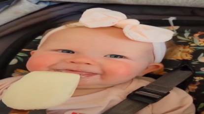 İlk kez dondurma yiyen bebeğin sevimliliği güldürdü