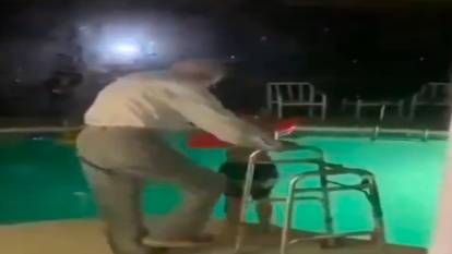 Aparatla yürüyen yaşlı adam torununu havuza itti