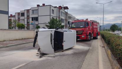 Bursa'da bir otomobil site duvarı ve ağaca çarptı