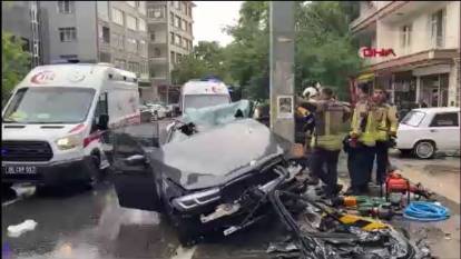 Ankara'da otomobil direğe çarptı. 1 ölü, 4 yaralı
