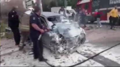 Ankara'da yaşanan trafik kazası sonrası otomobil alev alev yandı