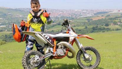 6 yaşındaki motokrosçu yarışlarda şampiyon olmak istiyor