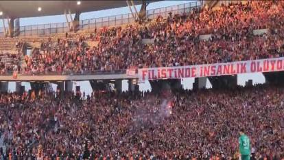Galatasaray taraftarı gelen gol sonrası tribünü yaktı