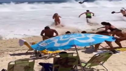 Dev dalgayı gören tatilciler korkuyla kaçıştı