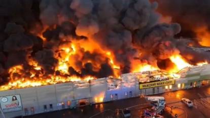 11 dakikada bin 348 dükkan yandı. Dev AVM küle döndü