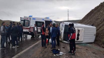 Kontrolden çıkan minibüs yan yattı