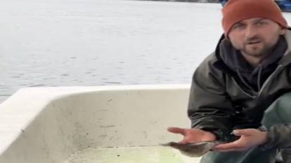 Balıkçı Ali Osman Erçin yakaladığı balığı öpüp denize bıraktı