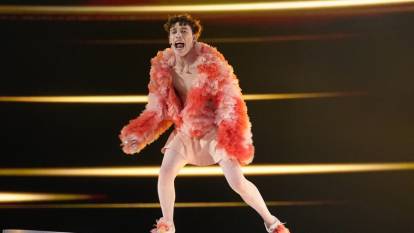 Bahçeli Eurovision birincisine taktı: Tüylü ceket, pembe saten etekle