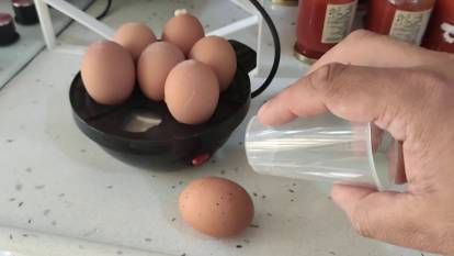 Haşlanmış yumurtayı 1 saniyede soymanın yolu. Kesinlikle yöntem işe yarıyor