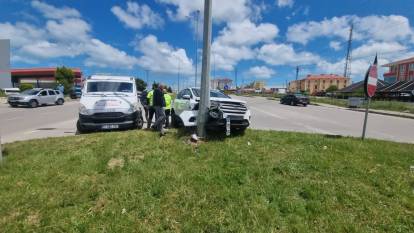 Sinop'ta otomobil elektrik direğine çarptı: 2 yaralı