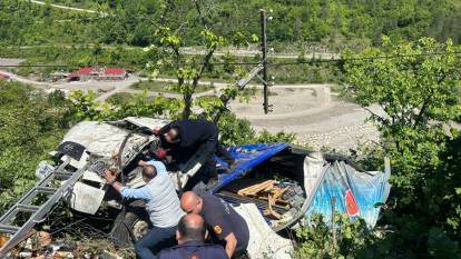 Kastamonu’da meşrubat yüklü kamyon devrildi: 2 yaralı