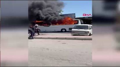 Antalya’da park halindeki otobüs alev alev yandı