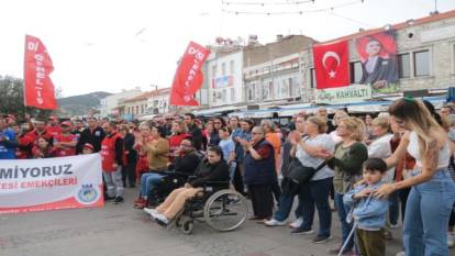 Foça Belediyesi çalışanları maaş gecikmesini protesto etti