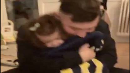 Babası ısrarla Fenerbahçe forması giydirmeye çalışan küçük kız ağladı