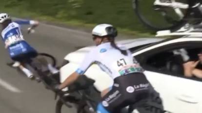 Fransa bisiklet turunda görevli araç yarışmacıya çarptı