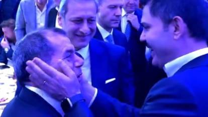 Süheyl Batum'dan Dursun Özbek'e yanak okşatma tepkisi
