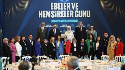 Emine Erdoğan İstanbul’da hemşire ve ebelerle bir araya geldi