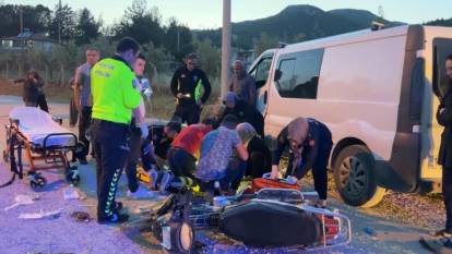 Motosiklet, kamyonetle çarpıştı: Çocuklar kalp masajı ile hayata döndürüldü