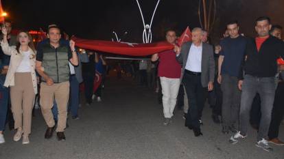 Silopi'de 300 metrelik Türk bayrağı ile fener alaylı gençlik yürüyüşü