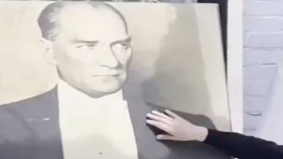 İstanbul'da yere bırakılan Atatürk portresine vatandaşların duygulandıran tepkileri