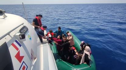 İzmir açıklarında 25'i çocuk 58 göçmen kurtarıldı