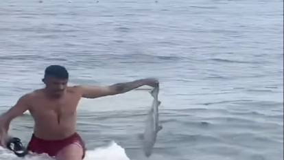 Konyaaltı'nda yüzmek için girdiği denizden köpek balığı çıkardı