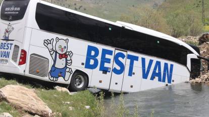 Bitlis'te yolcu otobüsü dereye uçtu