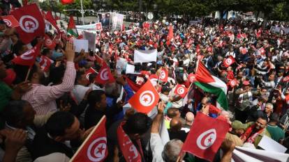 Tunus'ta halk sokaklara döküldü