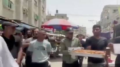 Gazze'de Reisi'nin ölümüne sevinen Filistinliler tatlı dağıttı