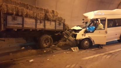 Yolcu minibüsü ile traktör Demirci Köyü Tüneli'nde çarpıştı: 11 yaralı