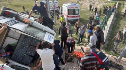 Kütahya'da yolcu minibüsü şarampole devrildi: 13 yaralı