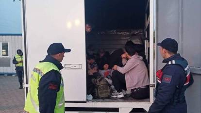 Tekirdağ'da kamyonet ve minibüste 51 kaçak göçmen yakalandı