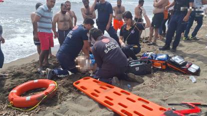 Denizde akıntıya kapılan 3 kişiden birisi hayatını kaybetti