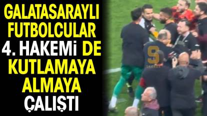 Galatasaraylı futbolcular 4. hakemi de kutlamaya almaya çalıştı