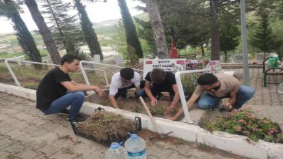 Öğrenciler şehitlerin mezarlarını temizledi