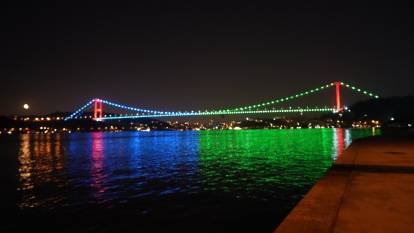 Azerbaycan bayrağının renkleri İstanbul’daki köprülere örtündü