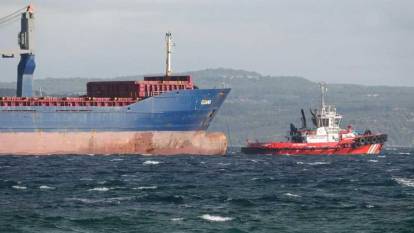 Çanakkale Boğazı'nda gemi kurtarma operasyonu. Trafiğe kapatıldı
